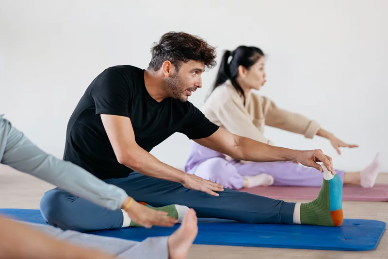 Los estiramientos y ejercicios de fortalecimiento regulares son clave para la recuperación y la prevención de lesiones comunes de rodilla. Foto: Getty Images.
