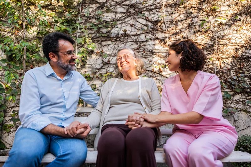 Cuando un padre o madre mayor tiene dificultades para realizar actividades que le permitan vivir de forma independiente en la comunidad, puede ser el momento de considerar brindarle ayuda adicional. Foto: Getty Images.