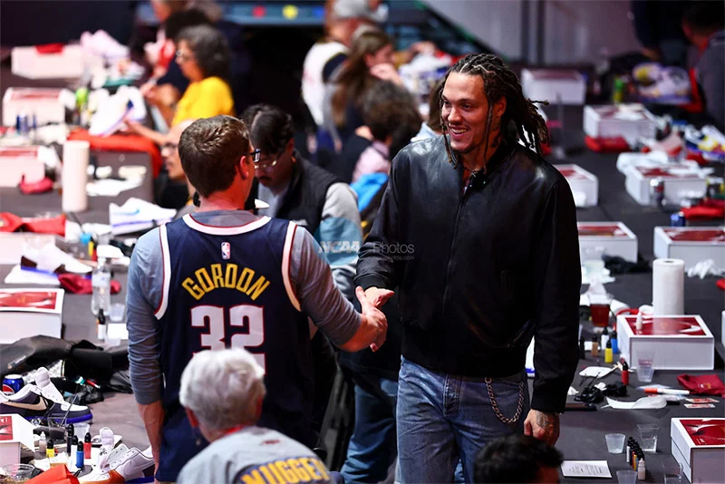 Aaron Gordon meets a fan dressed in a Gordon jersey during Soleful Connections. Clarkson Creative Photography, for UCHealth.