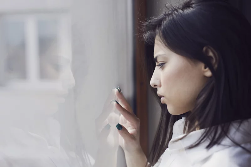 Comprender cómo comienza el abuso de sustancias puede ayudarles a usted y a sus seres queridos a abordar los factores estresantes que pueden conducir a trastornos por consumo de sustancias. Foto: Getty Images.
