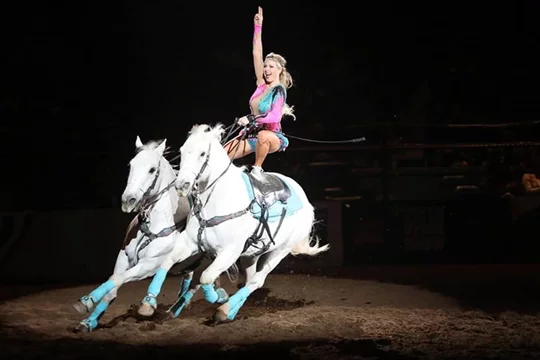 Una jinete acróbata en la Feria Nacional Ganadera del Oeste en Denver, Colorado, que se celebra cada enero. Foto cortesía de la National Western Stock Show in Denver.