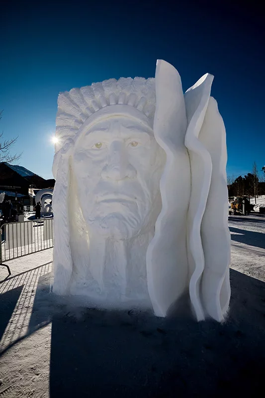 La escultura ganadora del Premio del Público 2025, “La historia que recordamos”, del equipo de Corea del Sur, en el Campeonato Internacional de Esculturas de Nieve. Foto cortesía de la Oficina de Turismo de Breckenridge.