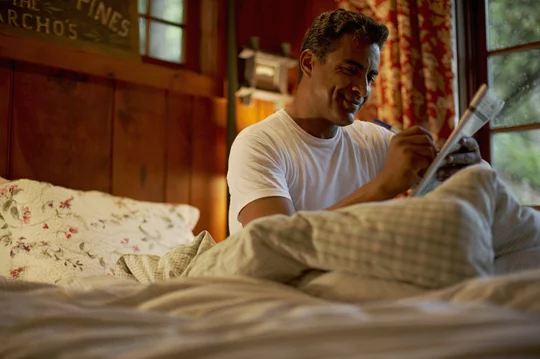 Las personas pueden mejorar sus actitudes positivas y su resiliencia, a la vez que reducen la autocrítica dañina mediante un ejercicio diario llamado “Tres cosas buenas”. Foto: Getty Images.