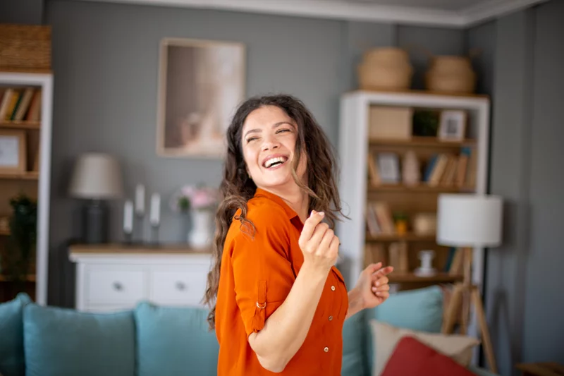Es posible cumplir los propósitos de Año Nuevo. Para ello es importante mantener un enfoque positivo y realista. Foto: Getty Images.