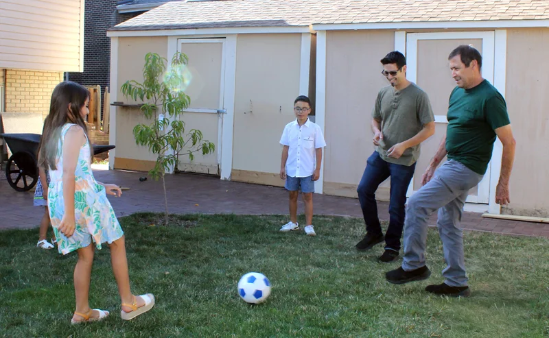 A medida que se acerca la Copa Mundial de la FIFA 2026, la familia Aguayo se contagia del entusiasmo. A Francisco Javier le encanta jugar al fútbol con su hijo y sus nietos. Foto: Ana Gretchen Robleto para UCHealth.