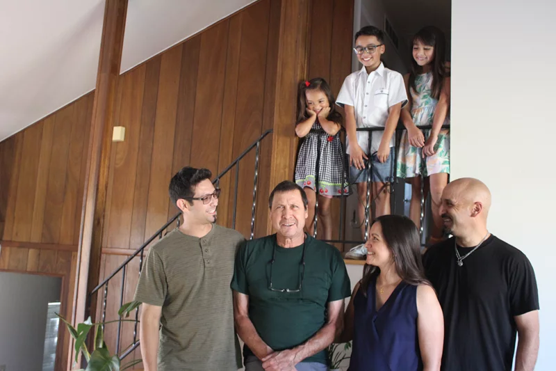Francisco Javier (a la izquierda) abraza a su padre en Aurora, Colorado. Tras recibir un trasplante de riñón que le salvó la vida mediante un programa de intercambio de órganos, posible gracias a la donación de su hijo, su padre disfruta ahora de una nueva vida rodeado de su familia. Foto: Ana Gretchen Robleto para UCHealth.