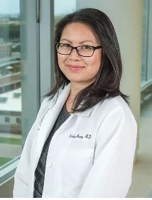 La Dra. Misha Huang es experta en resistencia a los antibióticos y ayuda a otros profesionales de la medicina a utilizar los antibióticos de forma responsable. Foto: University of Colorado School of Medicine.