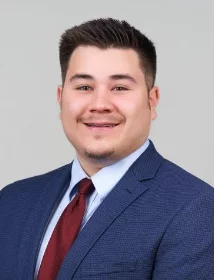 El asistente médico Cameron Santiago atiende a pacientes en una clínica de atención de urgencias en Colorado Springs y les ayuda a comprender cuándo los antibióticos son efectivos y cuándo no. Foto: UCHealth.