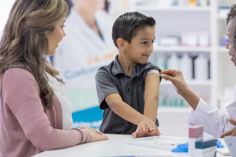 El cambio en las directrices federales ha generado preocupación entre las organizaciones médicas y los expertos en salud pública. El Colorado Department of Public Health and Environment y los profesionales de la salud de UCHealth continúan recomendando que las familias sigan el calendario de vacunación infantil y adolescente de la American Academy of Pediatrics. Foto: Getty Images.