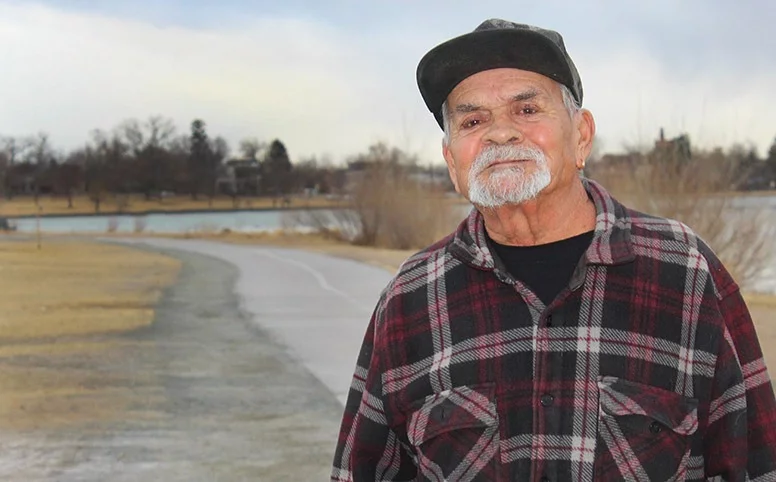 Jesús Sánchez da un paseo de 15 minutos cada día cerca del lago Sloan en Denver, una actividad que lo ayuda a controlar sus antojos de fumar. Caminar más también ayuda a que Jesús se sienta más enérgico. Foto: Ana Gretchen Robleto, UCHealth.