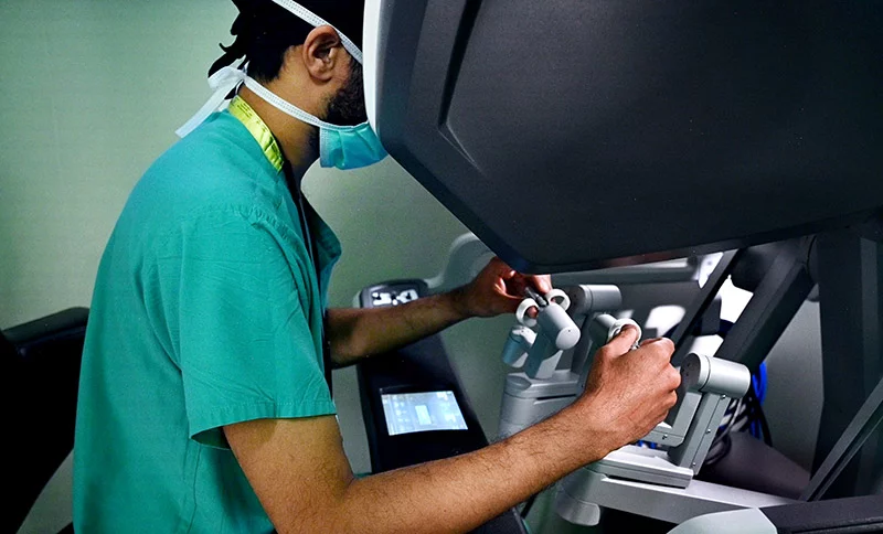 Dr. Rashikh Choudhury at the DaVinci console during robotic-assisted kidney donor surgery. Photo by Sonya Doctorian, UCHealth.