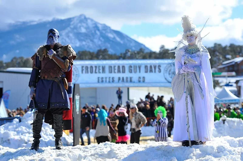 Uno de los festivales más singulares de Colorado, Frozen Dead Guys Days en Estes Park, Colorado, se celebra durante el fin de semana del Día de San Patricio. Foto cortesía de Visit Estes Park.