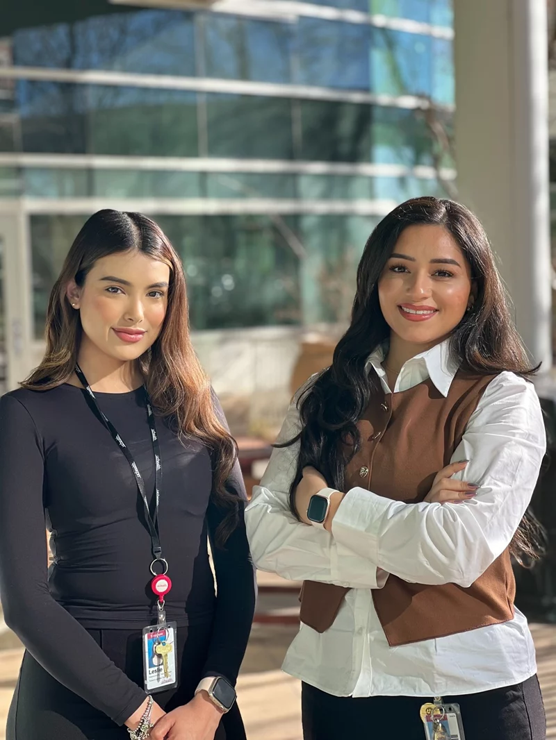 Leslie Loya-Arias (izquierda) y Yesenia Trevizo (derecha) brindan ayuda gratuita en español a las personas Hispanas que desean dejar de fumar. Foto: Yesenia Trevizo, UCHealth.