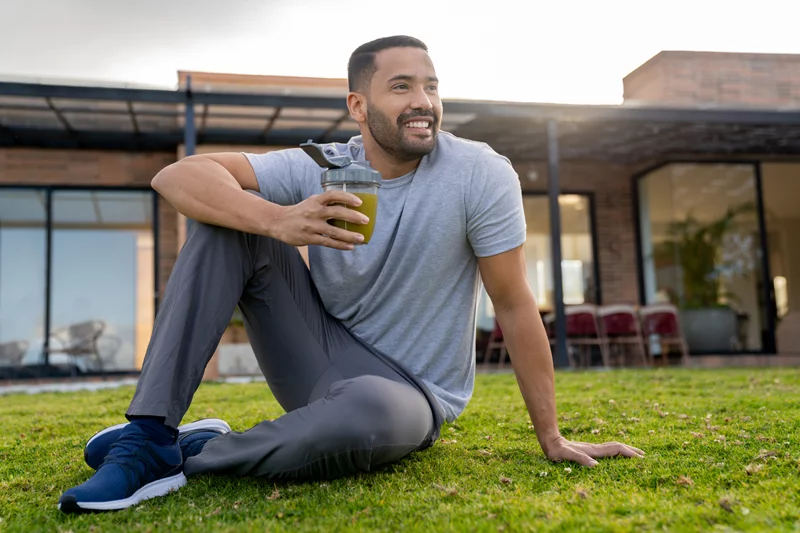 La mayoría de las personas obtienen suficiente proteína de los alimentos, pero los suplementos proteicos, como los batidos, pueden ayudar a reducir el hambre después del entrenamiento. Foto: Getty Images.