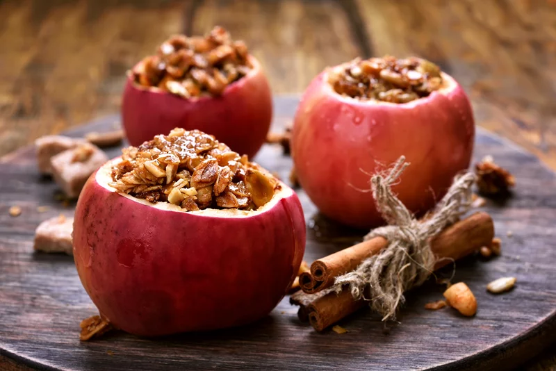 Apples contain fiber and vitamin C, important nutrients that make them a wholesome choice for snacks and maintaining healthy glucose levels. Photo: Getty Images.