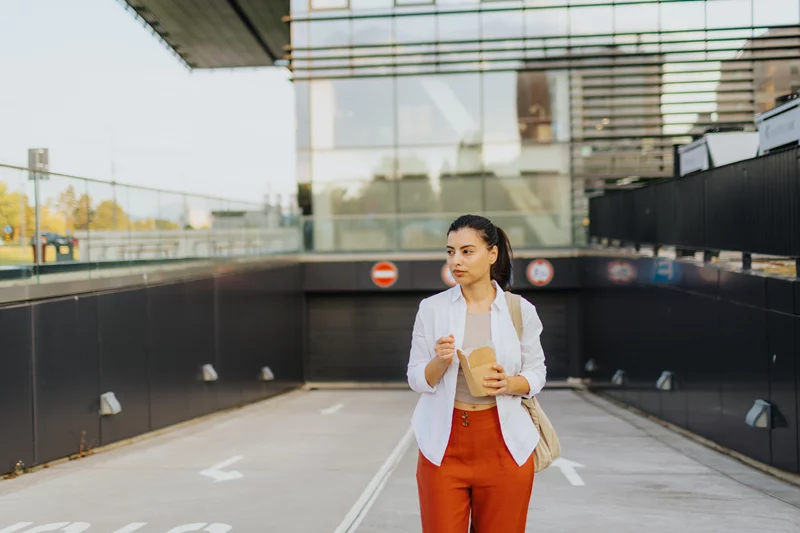 El cáncer colorrectal está aumentando entre las personas adultas más jóvenes, y sus síntomas iniciales pueden pasar desapercibidos con facilidad. Los expertos analizan si los hábitos alimenticios están incidiendo en el aumento de los casos de cáncer colorrectal. Cualquier persona que presente síntomas persistentes debe consultar a su profesional de la salud. Foto: Getty Images.