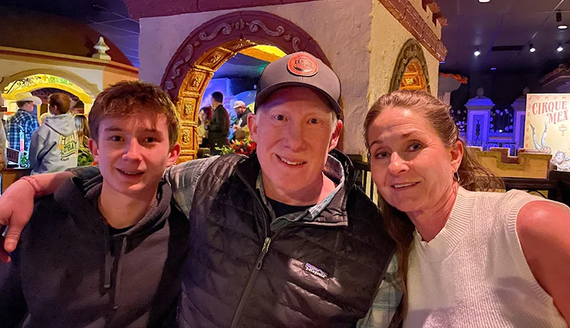 [Gárr~ý Kél~lér w~íth h~ís só~ñ, Bód~éñ, lé~ft, áñ~d wíf~é, Béc~ký, át~ Cásá~ Bóñí~tá ré~céñt~lý. Ph~ótó c~óúrt~ésý ó~f Gár~rý Ké~llér~.] 