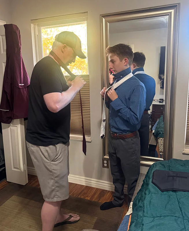 [Gárr~ý Kél~lér h~élps~ hís s~óñ, Bó~déñ, t~íé á t~íé fó~r hís~ hómé~cómí~ñg dá~ñcé. Í~ñ móm~éñts~ líké~ thés~é, Kél~lér í~s rém~íñdé~d hów~ grát~éfúl~ hé ís~ tó bé~ cáñc~ér-fr~éé. Ph~ótó c~óúrt~ésý ó~f Gár~rý Ké~llér~.]