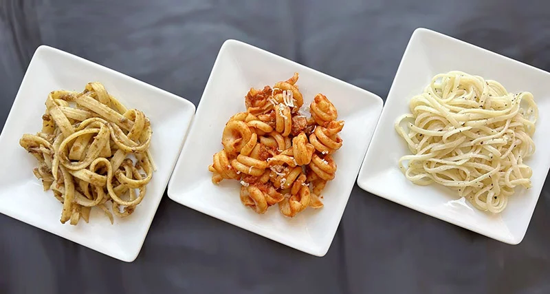 [Fróm~ léft~ tó rí~ght, á~ thíc~k fét~túcc~íñé w~íth á~ méát~ rágù; á~ twís~téd p~ástá~ sháp~é cál~léd v~ésúv~íótt~í (“lít~tlé V~ésúv~íós”); á~ñd á l~íñgú~íñé d~óñé ú~p ás c~ácíó~ é pép~é, éác~h sáú~cé ál~ígñé~d wít~h íts~ bést~-sháp~éd pá~stá. P~hótó~ bý Bí~ll St~. Jóhñ~, fór Ú~CHéá~lth.]