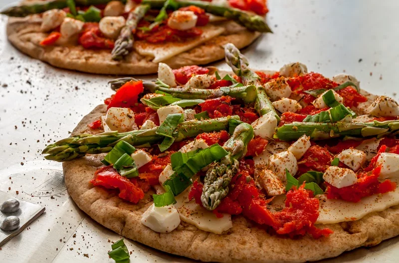 With the start of spring, asparagus begins to be produced. Asparagus and goat cheese are the protagonists of this vegetable flatbread recipe. Photo: Getty Images.