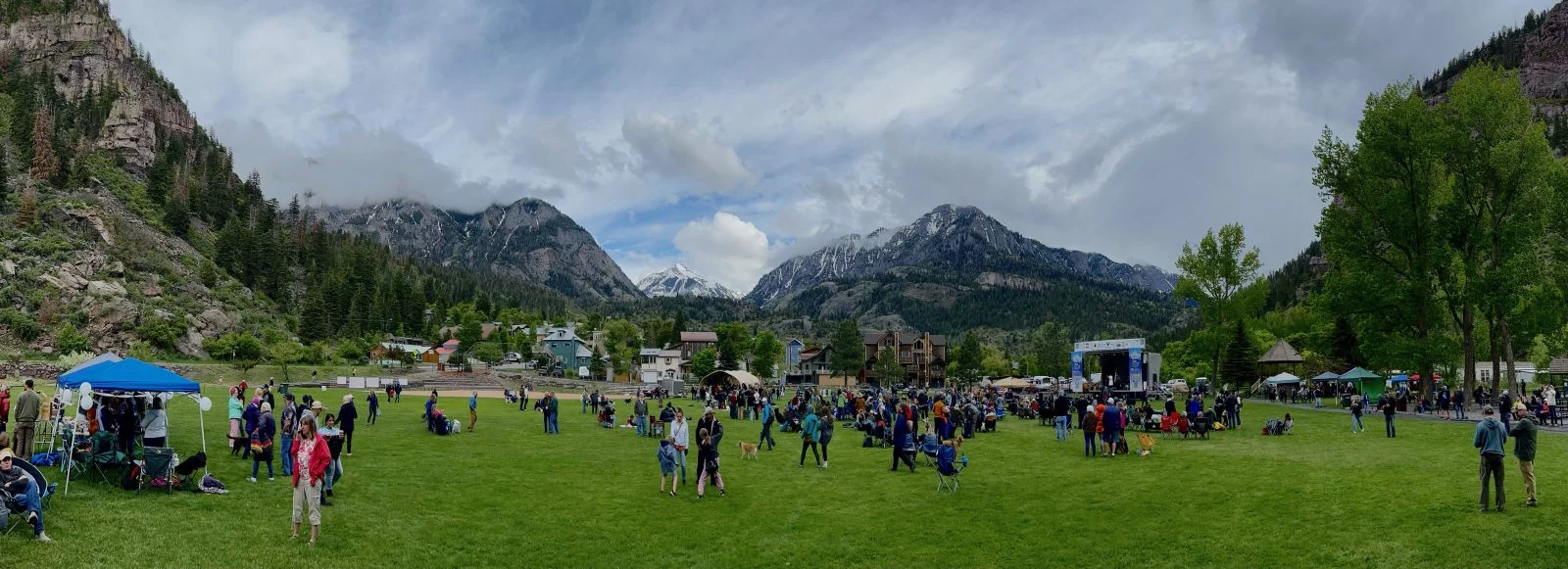 Ouray, Colorado, es un pueblo de montaña divertido y pintoresco conocido por su animada energía estival y su encanto de pueblo pequeño. Foto de Joel Blocker.