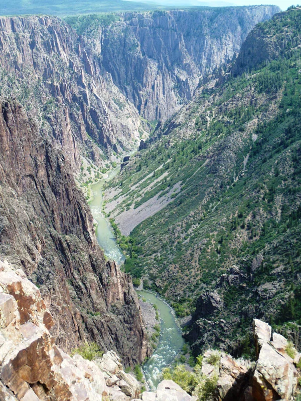 El Parque Nacional Black Canyon of the Gunnison es conocido por sus acantilados muy empinados. Foto de Joel Blocker.