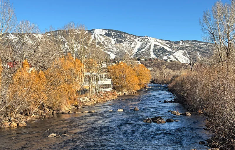 El río Yampa es popular durante todas las estaciones. La estación Steamboat Ski Resort está al fondo. Foto de Joel Blocker.
