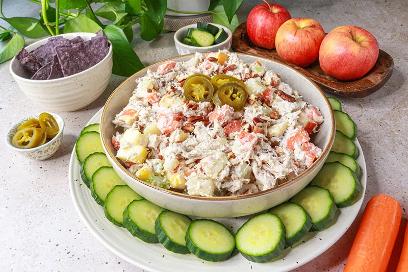 Con la llegada del verano, nuestro cuerpo anhela alimentos fáciles de digerir y naturalmente refrescantes. Esta ensalada de pollo al estilo mexicano es perfecta para esos días calurosos. Foto: Gemma Aguayo-Murphy/Everyday Latina.
