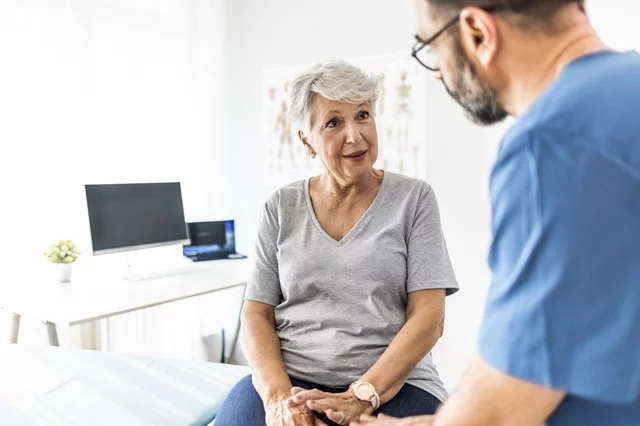 Un médico habla con una paciente. Las opciones de tratamiento y las tasas de supervivencia para las personas con cáncer de páncreas están mejorando drásticamente gracias al descubrimiento de nuevos fármacos, incluido el daraxonrasib. Foto: Getty Images.