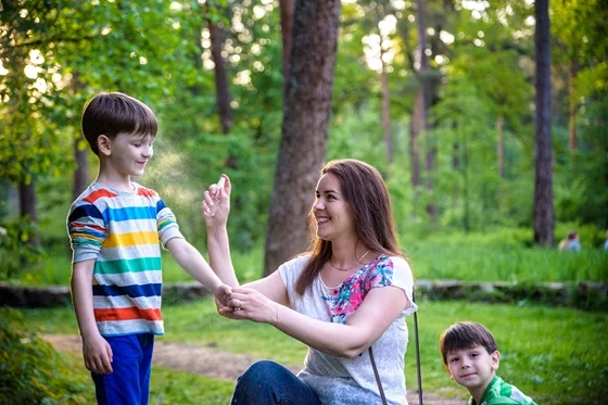La primavera y principios del verano son las épocas de mayor actividad de las garrapatas en Colorado. La prevención es fundamental al disfrutar del aire libre, donde las garrapatas de Colorado pueden ser abundantes. Foto: Getty Images.