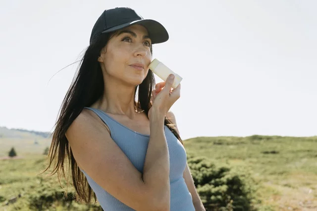 Entender cómo proteger la piel al aire libre en Colorado ayudará a prevenir el cáncer de piel y el envejecimiento prematuro. Foto: Getty Images.