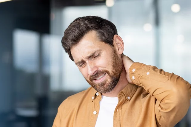 Tenga en cuenta cuánto tiempo pasa frente a la computadora. Los estiramientos suaves pueden ayudar a aliviar el dolor de cuello y espalda. Foto: Getty Images.