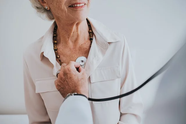 Los marcapasos son dispositivos que se implantan debajo de la piel (usualmente cerca de la clavícula) para monitorear y regular los latidos del corazón. La retirada del mercado de los marcapasos de Boston Scientific, ordenada por la FDA, se debe a problemas eléctricos que pueden provocar el fallo de las baterías. Foto: Getty Images.