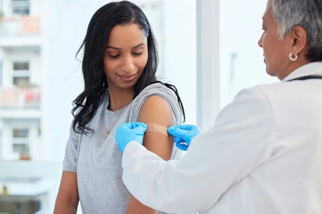 El virus de la COVID-19 continúa mutando y propagándose, y un estudio reciente sobre la vacuna contra esa enfermedad demostró que esta redujo los casos que requerían hospitalización. Foto: Getty Images.