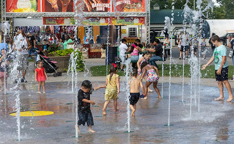 Los niños se refrescan en la Feria Estatal de Colorado, que ofrece actividades y atracciones para que personas de todas las edades disfruten. Foto de Steve Bryant, cortesía de Colorado State Fair.