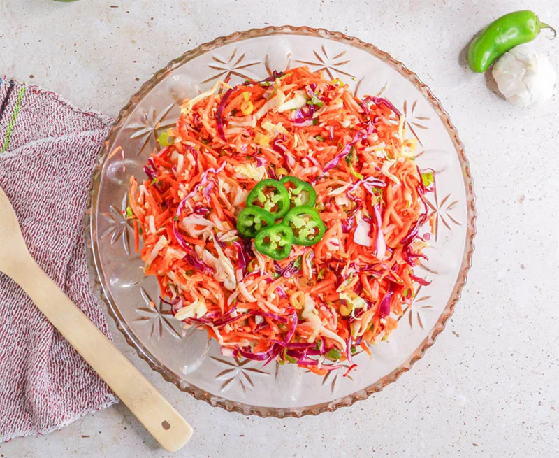 Fresca, colorida y llena de sabor, esta receta de ensalada de col con vinagreta de limón combina repollo, zanahorias y cilantro en una ensalada crujiente, ideal para refrescarse y disfrutar de los calurosos días de verano. Foto: Gemma Aguayo-Murphy, para UCHealth.