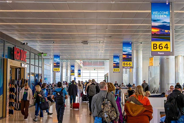 A principios de octubre, un empleado que posteriormente dio positivo a sarampión estuvo en el Aeropuerto Internacional de Denver en diversas ocasiones. El aeropuerto es uno de los más transitados del mundo. Miles de personas pudieron haber estado expuestas a esta enfermedad altamente contagiosa. Foto cortesía del Aeropuerto Internacional de Denver.