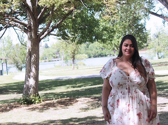 A Leidy Monsalve le encanta caminar en los alrededores del lago Sloan, el lago más grande de Denver. Foto: Ana Gretchen Robleto, UCHealth.Display Settings