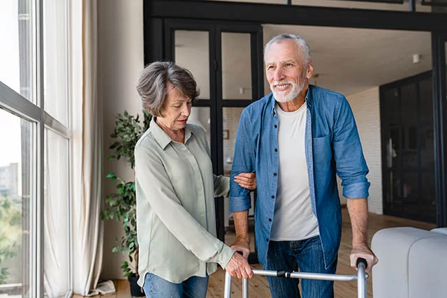 Una vez que regrese a casa tras una cirugía, es importante que cuente con una persona de apoyo y que su hogar esté preparado para facilitar una recuperación segura. Foto: Getty Images.