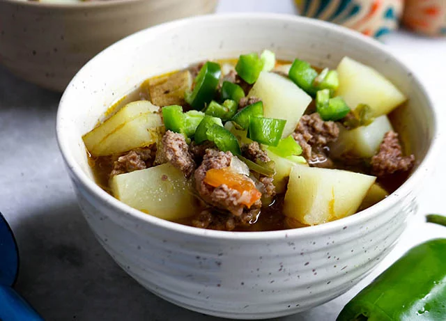 Esta receta de caldillo de carne con jalapeños es fácil de preparar y tiene ingredientes nutritivos. Al agregar jalapeños a este platillo, los sabores se intensifican, evocando los aromas de la cocina Mexicana. Foto: Gemma Aguayo-Murphy, para UCHealth.
