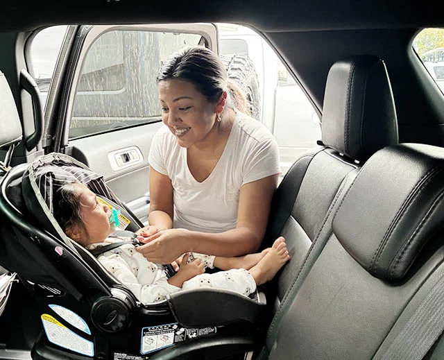 Fátima Monroy es una madre de 37 años. Tiene tres hijos y asegurarse de que viajan seguros en el vehículo es su prioridad. Ella vive en Loveland, Colorado, donde tomó clases para aprender a instalar de manera correcta los asientos de seguridad para bebés y para niños. Foto cortesía de Fátima Monroy.