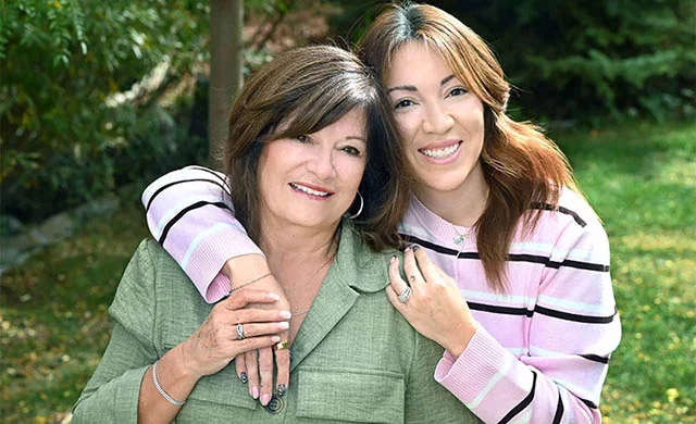 Kristine Ortiz descubrió que tiene una mutación genética que la coloca en alto riesgo de padecer cáncer de mama y de ovario. Se está centrando en la atención preventiva y tiene previsto someterse a una doble mastectomía en enero. Otros miembros de la familia de Ortiz se han realizado pruebas genéticas, y algunos también presentan la mutación del gen BRCA2. Fotografía de Sonya Doctorian, UCHealth.